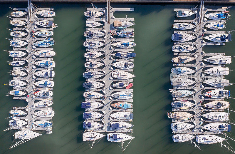 无人机拍摄的加州Marina Del Rey码头上的游艇